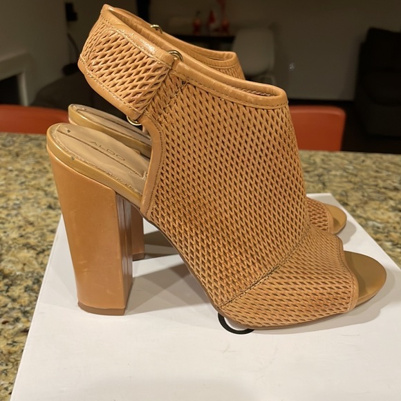 Aldo great condition, box is in good condition. - Picture 2 of 4